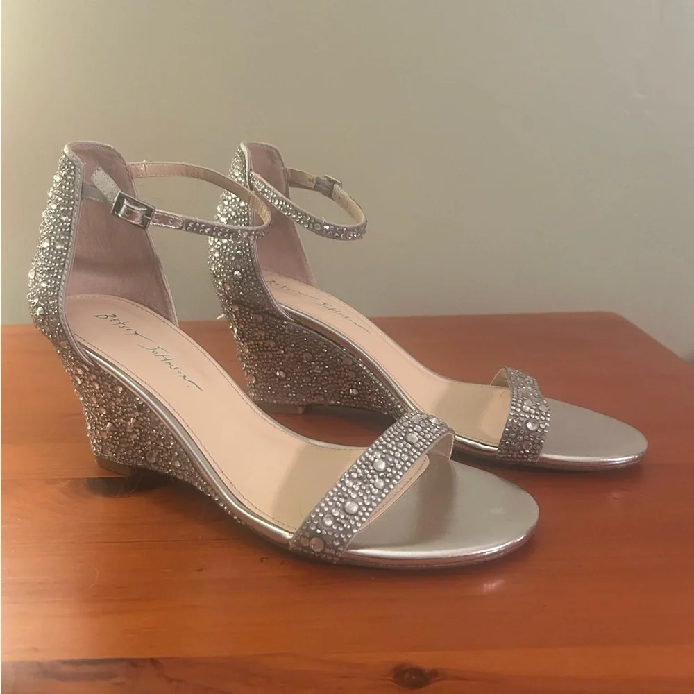 Betsey Johnson Debie Pump.   Silver.  New, never worn.  Size 11. - Picture 7 of 8